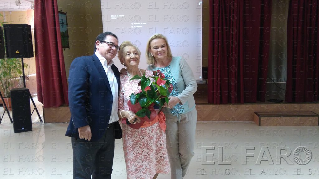 El Centro de Mayores celebra el Día de la Madre con un homenaje a una usuaria