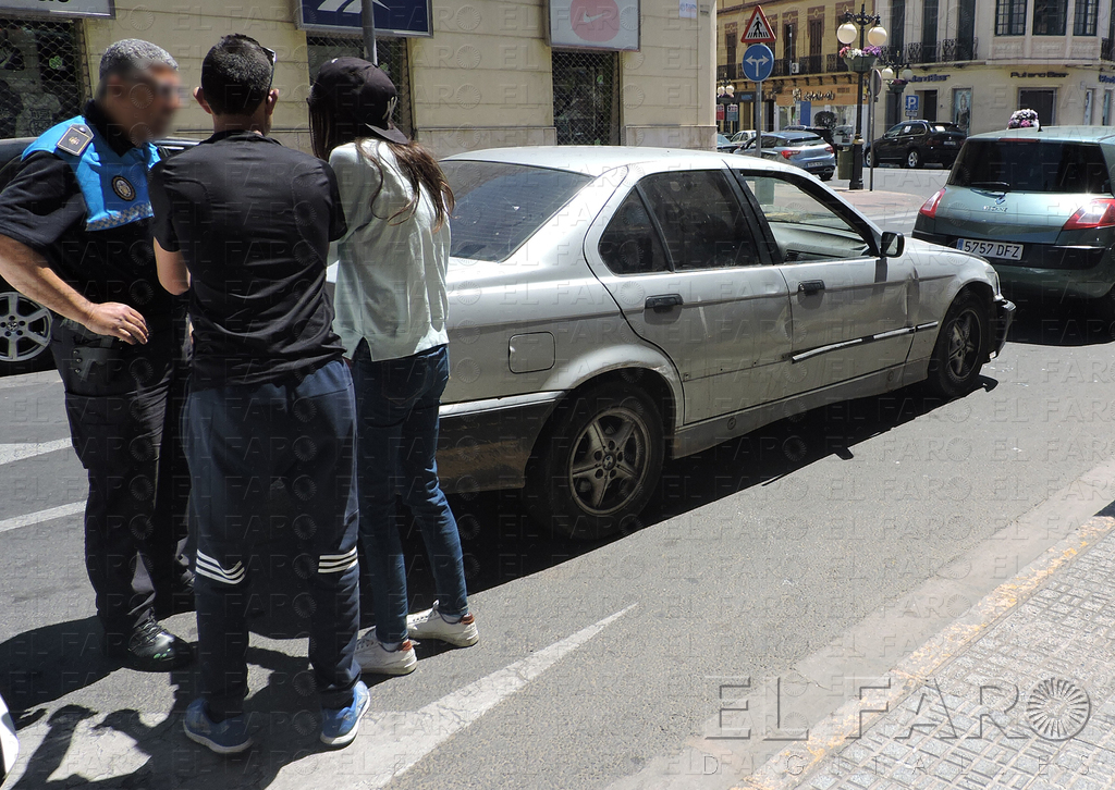Un vehículo embiste a otro por detrás en la calle Castelar