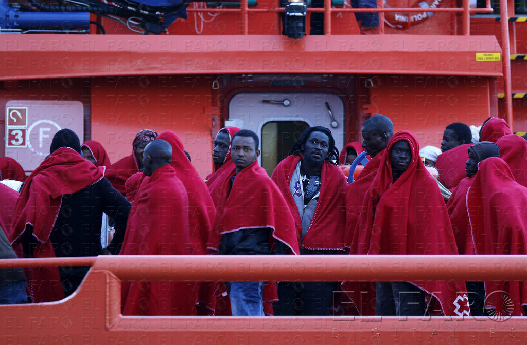Diez inmigrantes dicen haber entrado en patera, pero la Guardia Civil no la ha visto