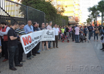 fotosceuta 2016 05 17 Manuel Melilla DSCN9883 Unos 100 vecinos de El Real secundan la protesta por el atasco en General Villalba