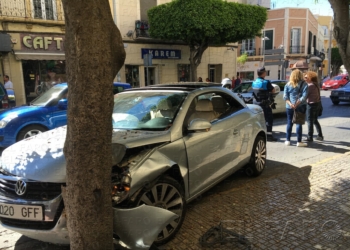 fotosceuta 2016 05 17 Melanie Melilla IMG 3054 Se distrae y empotra su coche contra un árbol para no darle al vehículo que tenía delante