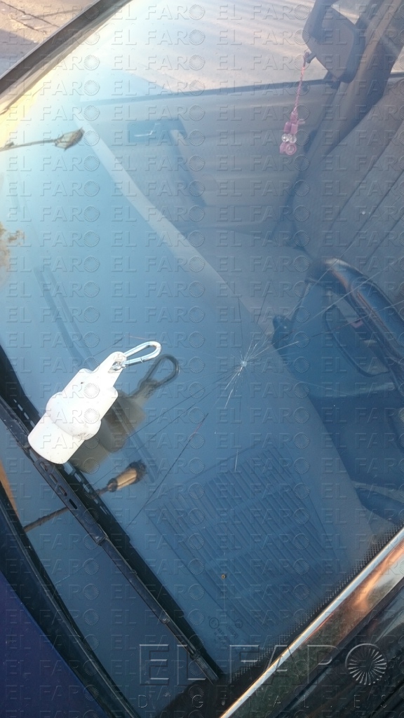 Cae una plomada de una bandera en El Pueblo sobre el coche de una embarazada