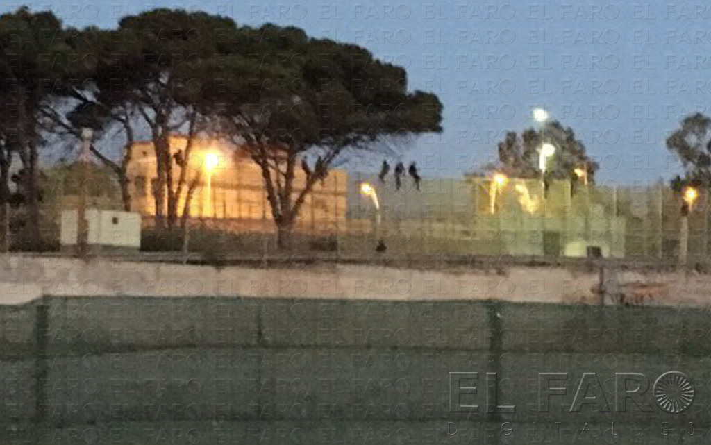 Un inmigrante entra en Melilla, después de que 120 lo intenten y 30 se suban a la valla