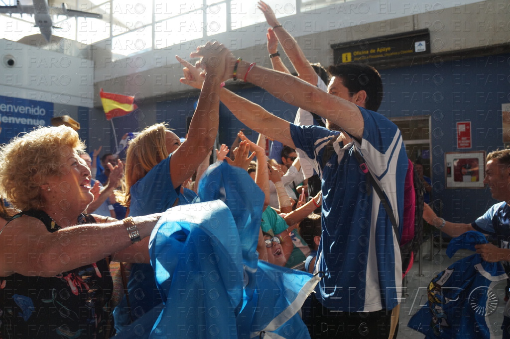 La afición recibe al Melilla Baloncesto como héroes en el aeropuerto local