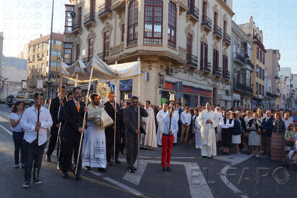 Llegada del Santísimo a la avenida Juan Carlos I, donde cientos de fieles esperaban el cortejo.