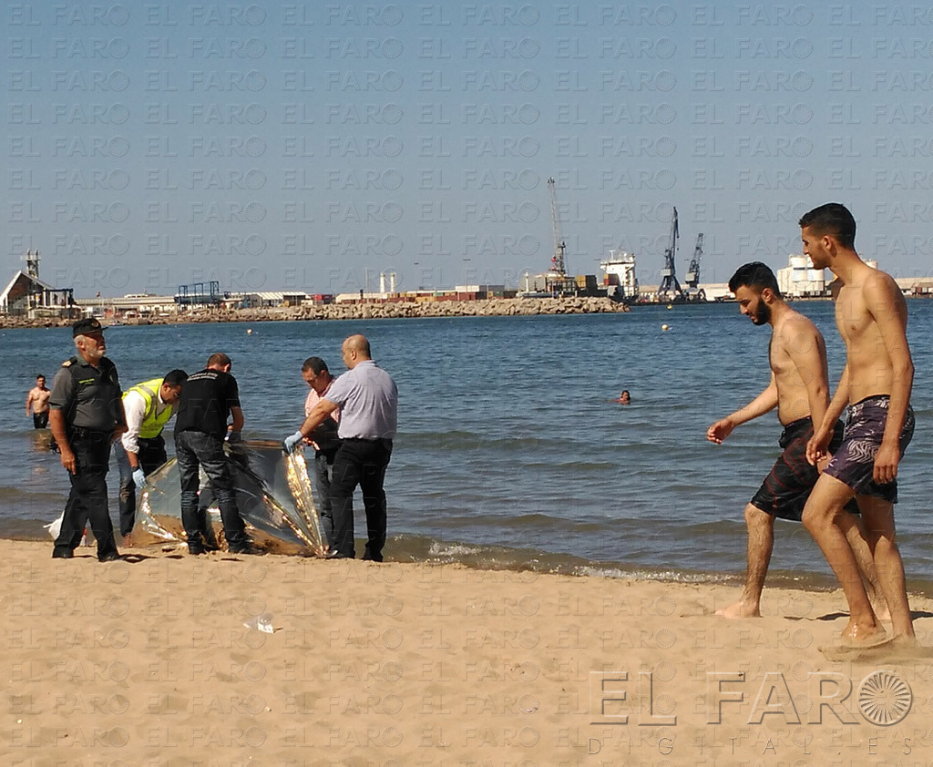 Fallece un hombre en la playa de Los Cárabos: lo hallaron flotando bocabajo