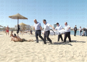 fotosceuta 2016 06 01 dori dp10 Fallece un hombre de unos 50 años en la playa de Los Cárabos
