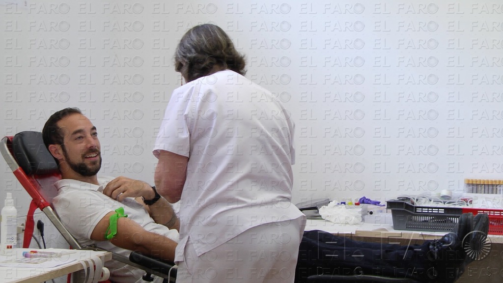 Uno de los donantes, tumbado en la camilla, durante el momento de la extracción de sangre