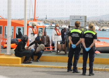 fotosceuta 2016 06 02 patera melilla IMG 6742 Trasladados a Melilla 32 inmigrantes localizados en una patera