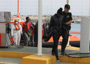 fotosceuta 2016 06 03 P 2 1 Llega al Puerto Noray una embarcación con 34 inmigrantes, entre ellos dos mujeres y un bebé