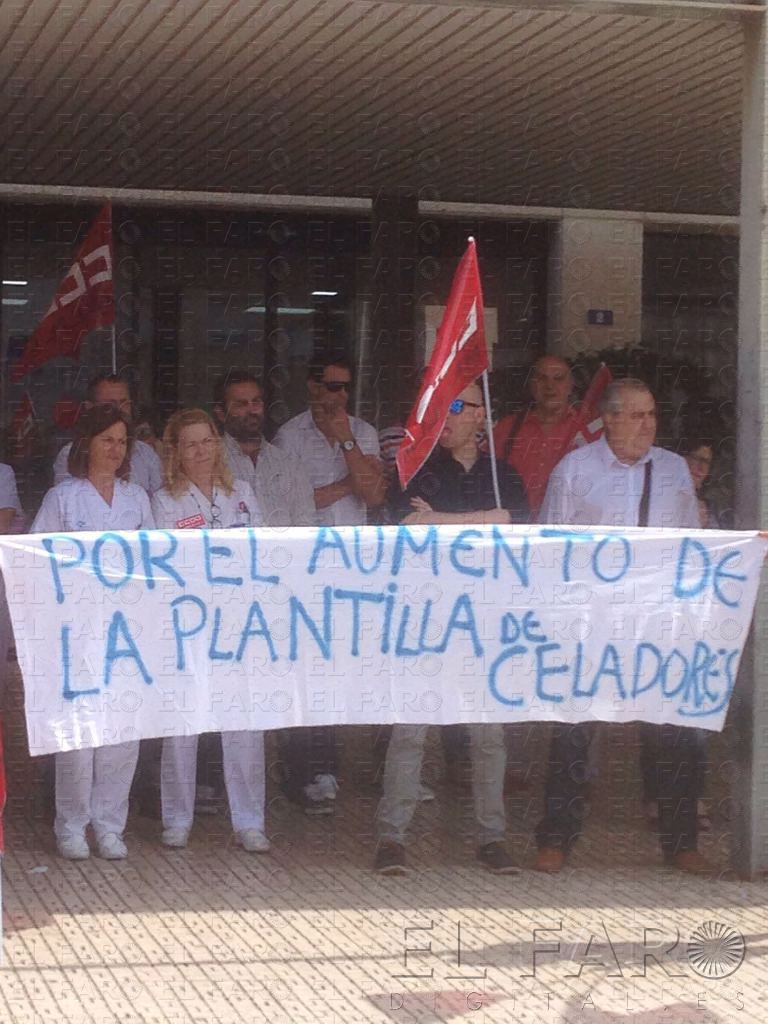 Los celadores se plantarán durante 24 horas en el hospital ante la falta de más personal