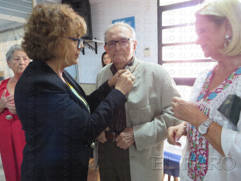 Gregorio Castillo, recibiendo la distinción.