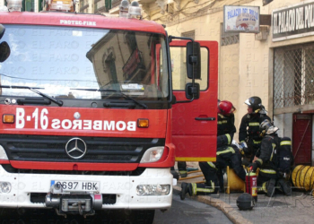 Los Bomberos sofocan un incendio en un asador de pollos en el centro de Melilla