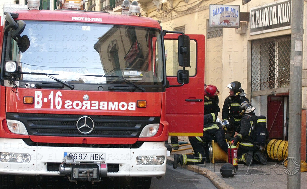 Los Bomberos sofocan un incendio en un asador de pollos en el centro de Melilla