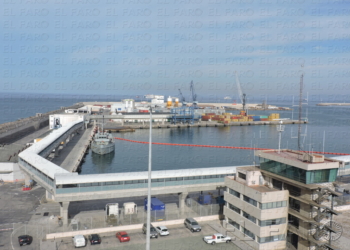 fotosceuta 2016 06 13 Manuel Melilla DSCN9404 Un vertido de fuel en el puerto obliga a poner barreras de contención