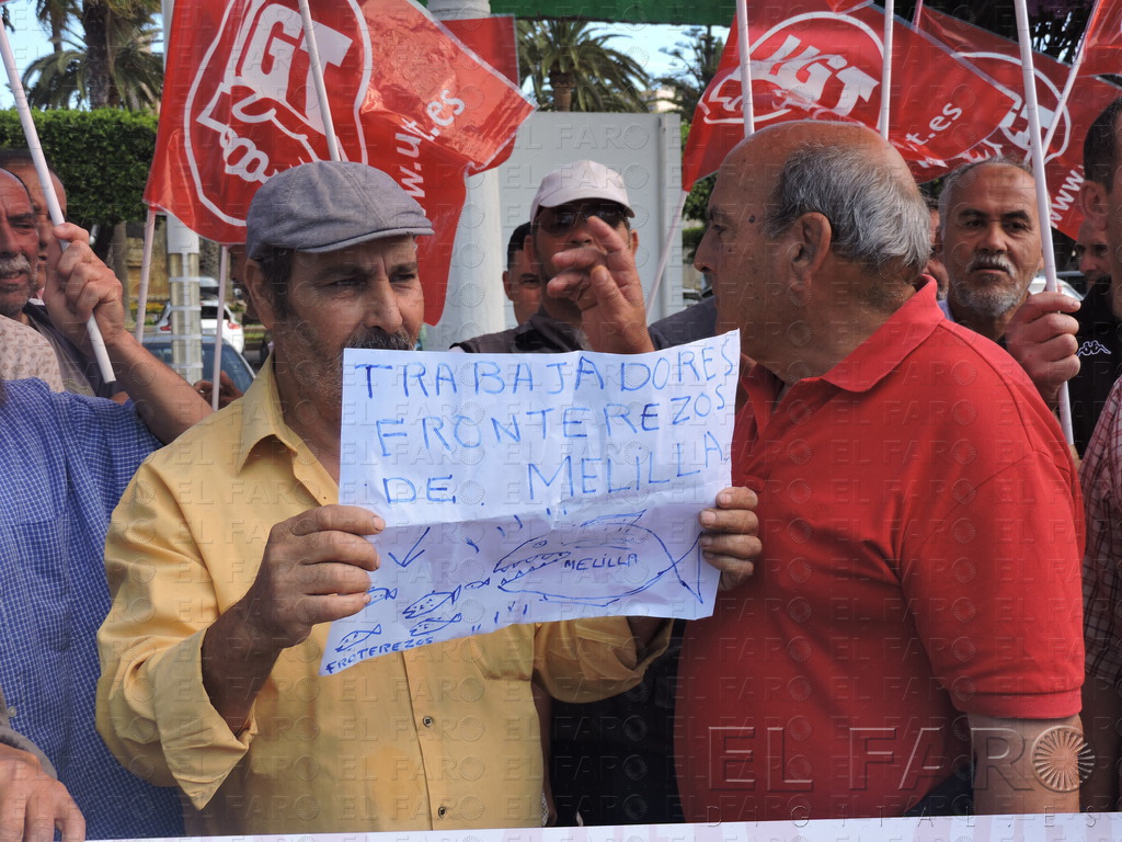 Los transfronterizos protestan ante Delegación contra las restricciones en los permisos de trabajo
