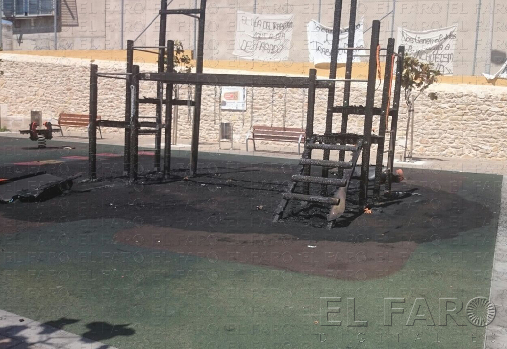Estado en el que ha quedado el parque infantil en el barrio monte María Cristina.