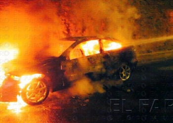 fotosceuta 2016 06 23 Manuel Melilla coche on fire Un coche en marcha arde en La Cañada y el fuego daña a otros dos vehículos