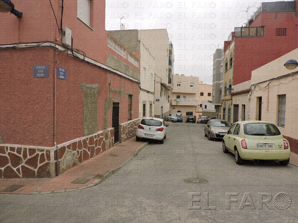Circula en sentido contrario, se topa con la Policía y casi arrolla a los agentes al huir
