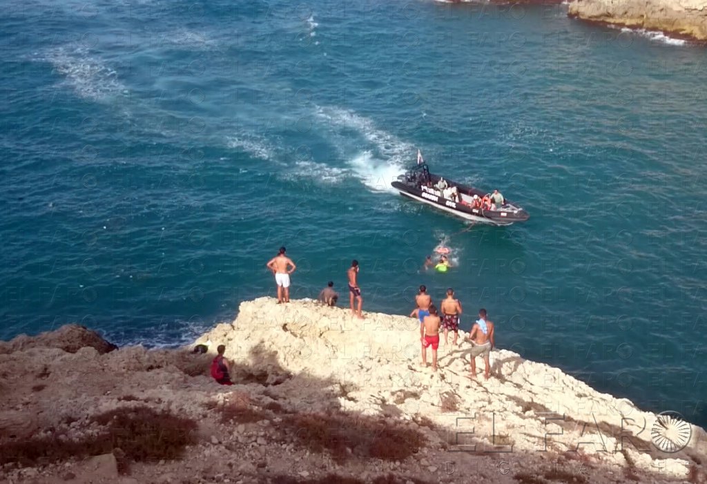 La Guardia Civil rescata a un chico a punto de ahogarse en La Alcazaba