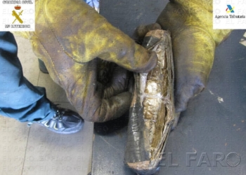 fotosmelilla 2016 06 14 CAPITANIA Detalle contenido paquetes La Guardia Civil halla 33 kilos de polen ocultos en faldillas laterales de un coche