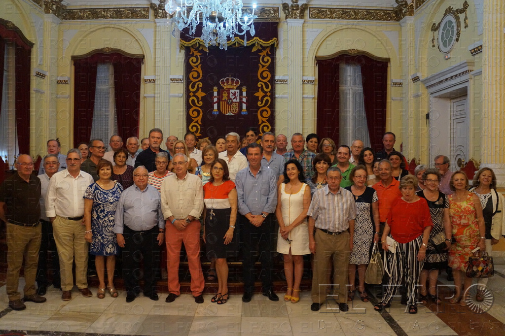 Foto de familia de los representantes de las casas regionales de Melilla, junto a las autoridades en el salón dorado del Palacio de la Asamblea.