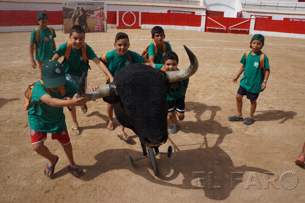 Los niños tuvieron la oportunidad de sentirse como un torero con un carretón de entrenamiento.
