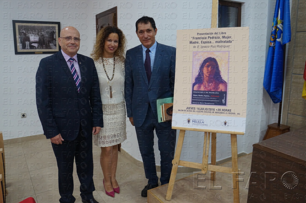 El decano del Colegio de Abogados y la viceconsejera de la Mujer, junto al autor de la obra, Ignacio Ruiz.