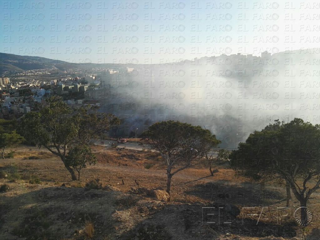Los Bomberos sofocan fuegos de rastrojos en cinco puntos de la ciudad