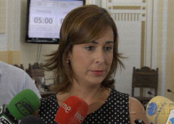 Velázquez dice que cumple “con la más estricta legalidad” al cerrar 3 emisoras