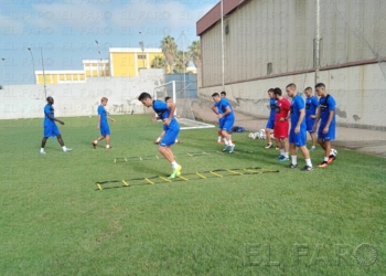 fotosmelilla 2016 07 27 DEPORTE MELILLA 26 01 UD Melilla: Trabajo específico de defensa y ataque