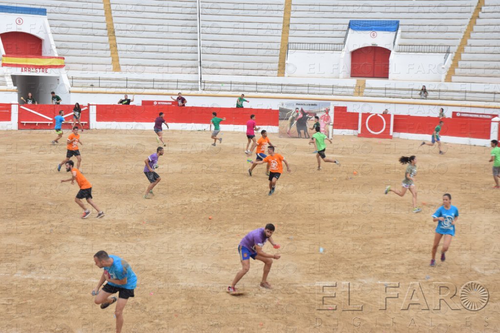 Los jóvenes se lo pasan en grande a globazos limpios en la Plaza de Toros