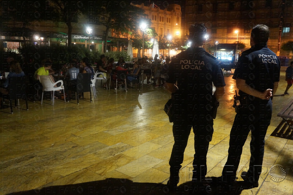 Dos agentes vigilando en la Plaza de las Culturas.
