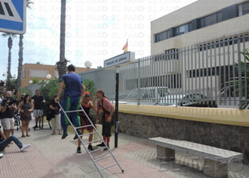 fotosceuta 2016 08 23 Manuel Melilla DSCN0377 Tres artistas piden asilo simbólico ante la Delegación del Gobierno