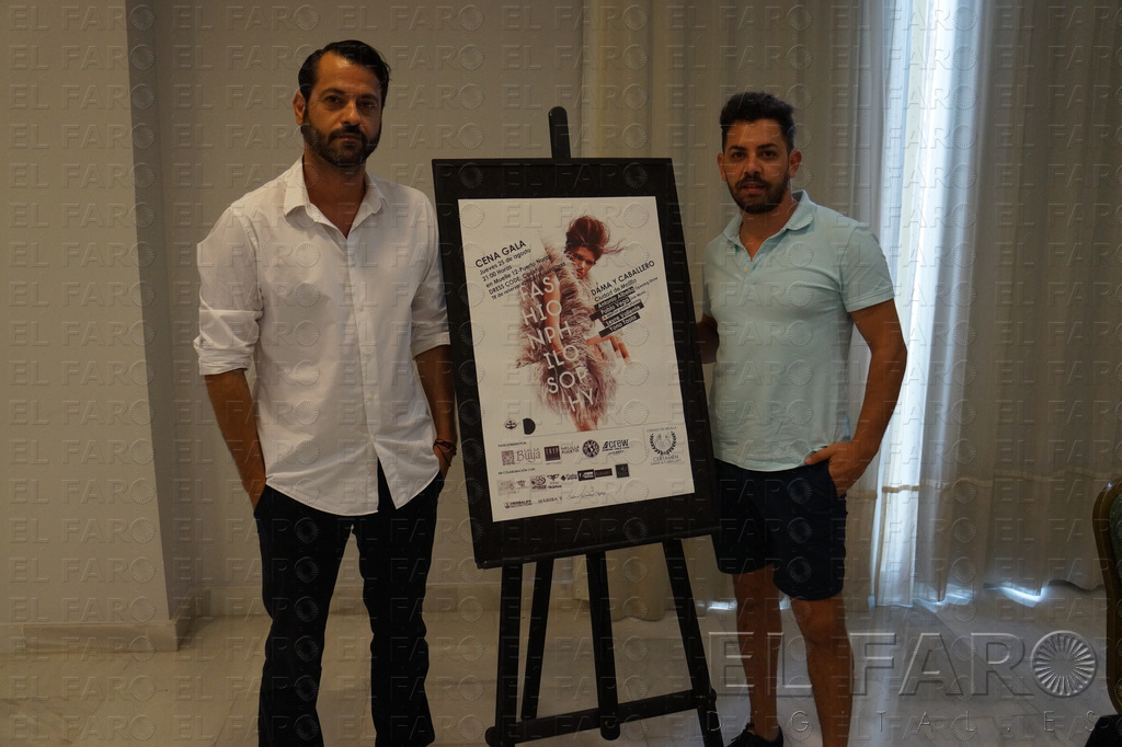Los organizadores de la gala Dama y Caballero posan junto al cartel promocional.