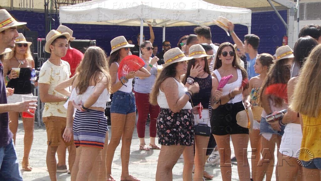 Los jóvenes vencen el calor de la Feria al ritmo de la mejor música