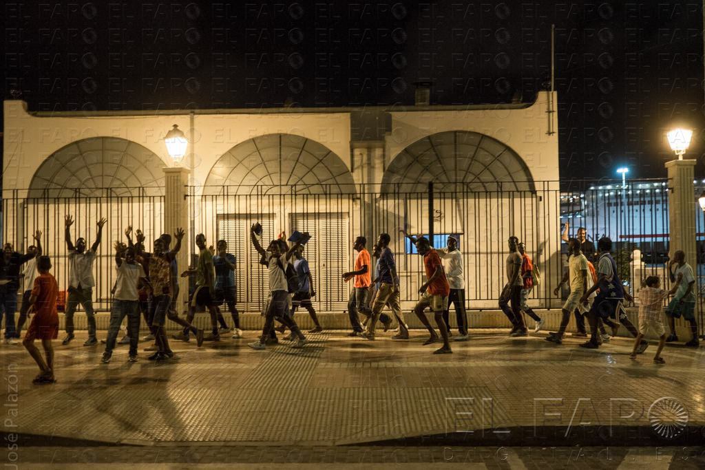Una decena de inmigrantes entra en Melilla tras un intento de salto de 50