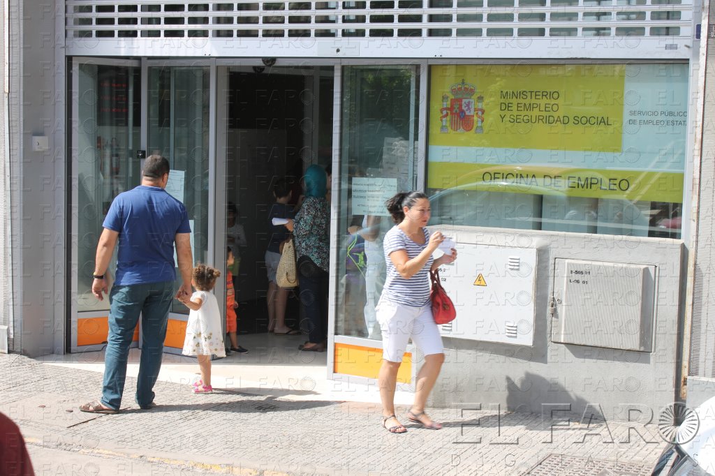 Trabajadores y usuarios de las oficinas de Empleo denuncian que hay “cola de calor”