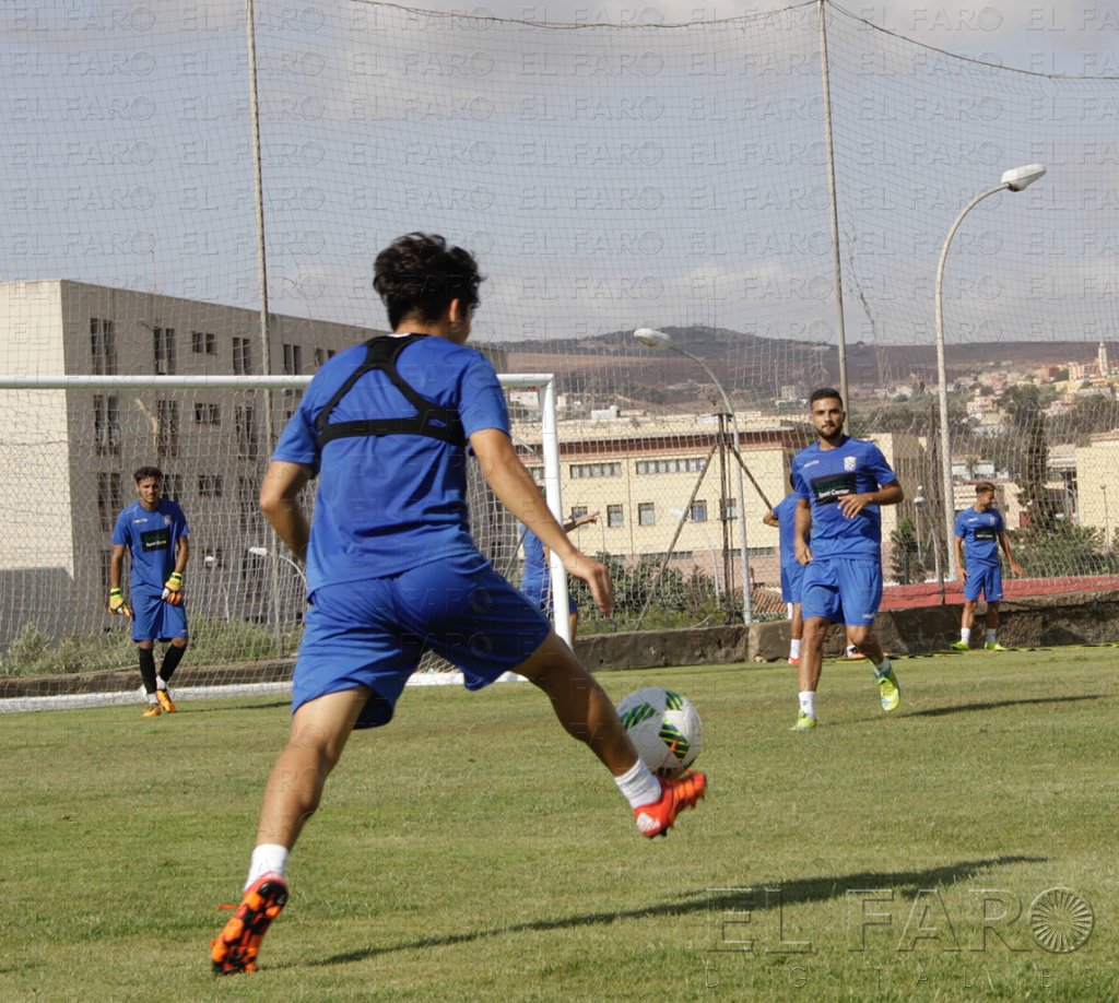 UD Melilla: El fuerte calor y la exigencia física, protagonista de la sesión