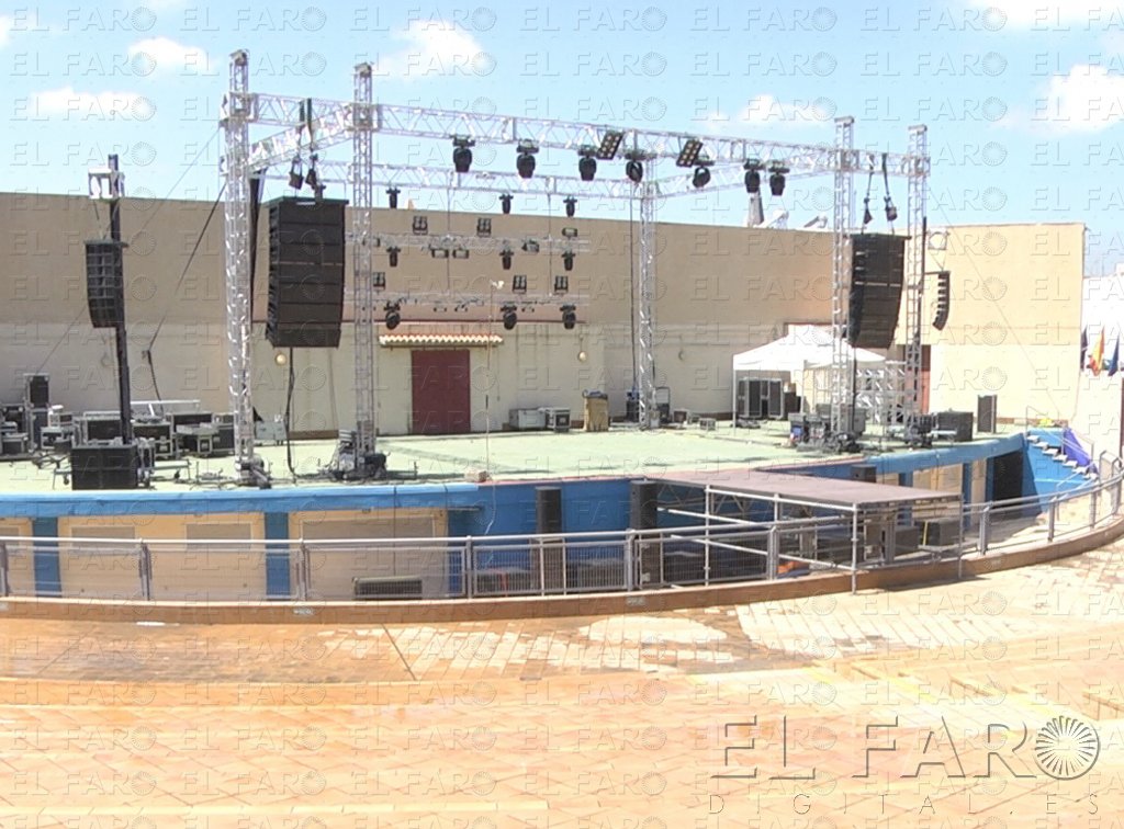 El escenario para el concierto ya está listo tras dos días de trabajo de los técnicos de luces y sonido