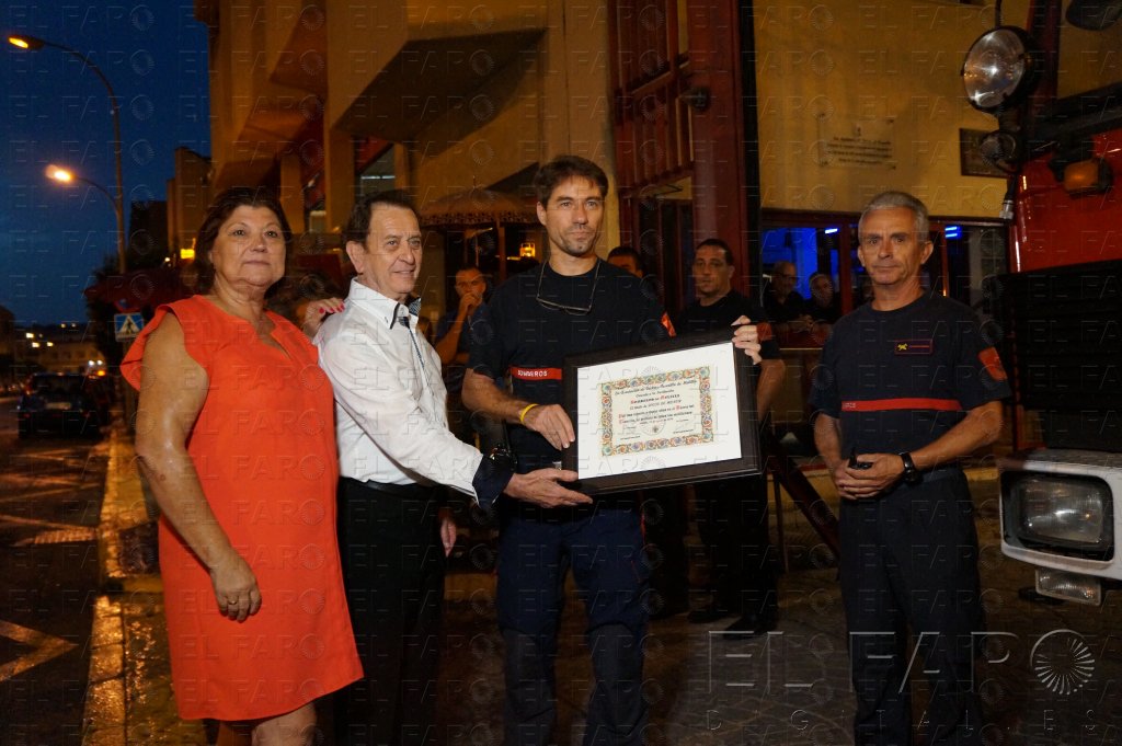 Los Bomberos homenajean a la patrona del barrio tras ser nombrados Socio de Honor