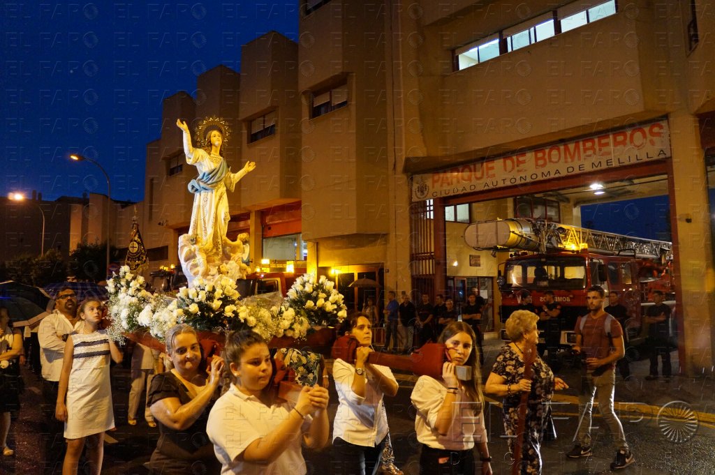 El Tesorillo aguanta el chaparrón y procesiona a la Virgen de la Asunción