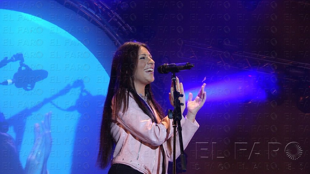María Artés da su primer concierto en Melilla y canta sus mejores éxitos