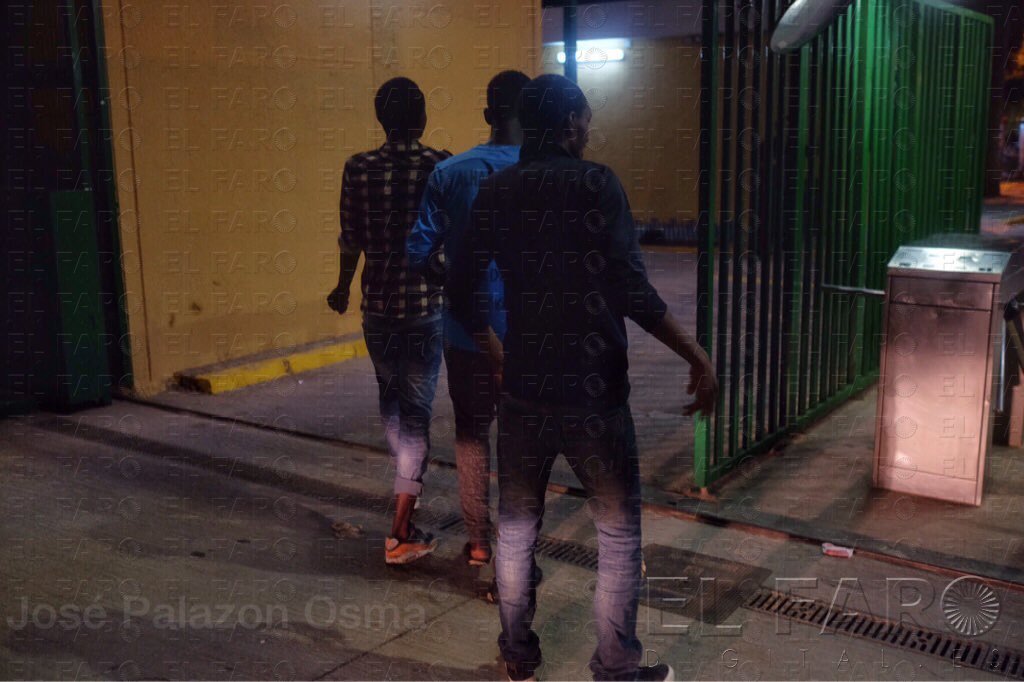 Diez subsaharianos logran entrar en Melilla en una embarcación no localizada