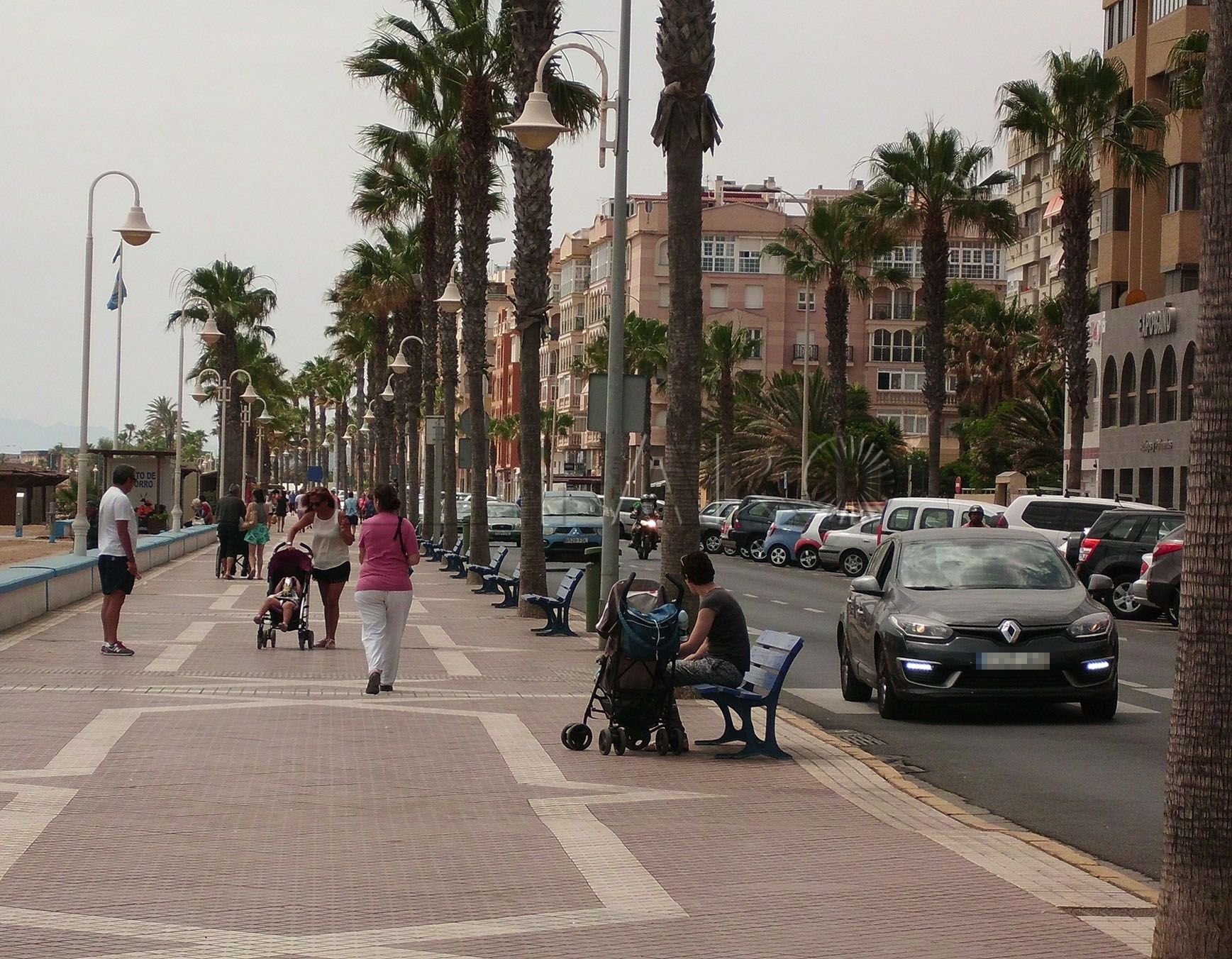 El Paseo Marítimo perderá una vía para coches en favor de un carril de bicicletas
