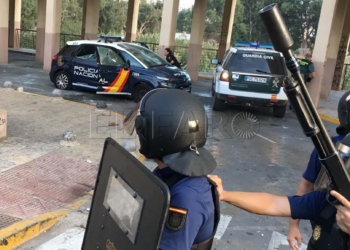 2 2 1 Antidisturbios de la frontera rescataron el coche policial destrozado en La Cañada