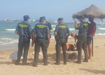 2016 09 01 PHOTO 00000350 Muere ahogado en la playa de Los Cárabos un hombre que estaba bebiendo vodka