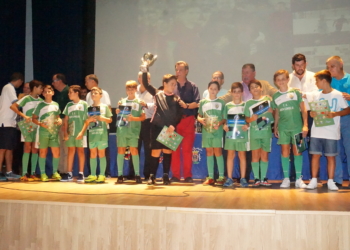 26 28 El PEC se quedó pequeño en la entrega de trofeos 2015-2016