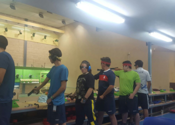 Tiradores de la Federación Melillense, en la modalidad de pistola deportiva.