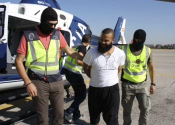 GRA208. MADRID, 04/09/2013.- Fotografía facilitada por el Ministerio del Interior del presunto terrorista Mohammed El Bali (c), detenido ayer en Melilla, a su llegada hoy a Madrid, donde ha sido trasladado para declarar en la Audiencia Nacional española. El Bali, quien supuestamente coordinaba dos células yihadistas en Marruecos dedicadas a reclutar a futuros activistas y a la difusión de la ideología radical, se ha negado hoy a ser extraditado a ese país, durante su comparecencia ante el juez Ismael Moreno. EFE/
POLICIA NACIONAL PRENSA a través de efe.es 13:00 (Hace 5 minutos)para SERVICIO Detenido en Melilla el presunto terrorista yihadista, Mohammed El Bali, reclamado por las autoridades marroquíes. El arrestado era el responsable de una célula yihadista establecida en Nador (Marruecos)